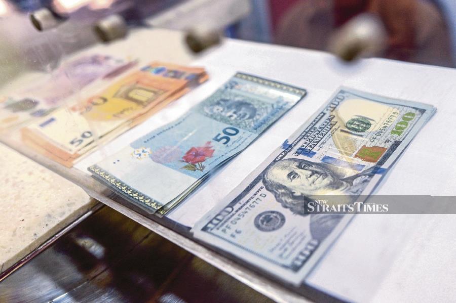 (FILE PHOTO) Market players and participants must avoid contributing to the downward pressure on the ringgit and instead should stay composed and play a stabilising role in riding out the current highly dynamic situation. -NSTP FILE/AIZUDDIN SAAD