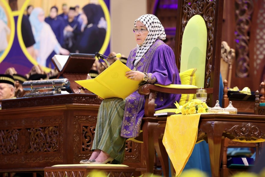 Raja Permaisuri Agong Tunku Azizah Aminah Maimunah Iskandariah opened the first session of International Islamic University Malaysia (IIUM) 39th convocation ceremony. -BERNAMA PIC