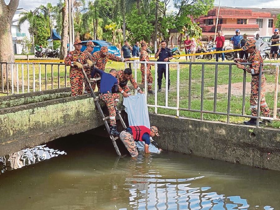The body of a two-year-old boy Muhammad Danish Mohd Faizal was found by a member of the public floating about 1.3 kilometres from the spot where he was reported to have gone missing. -PIC COURTESY OF MELAKA FIRE AND RESCUE DEPARTMENT