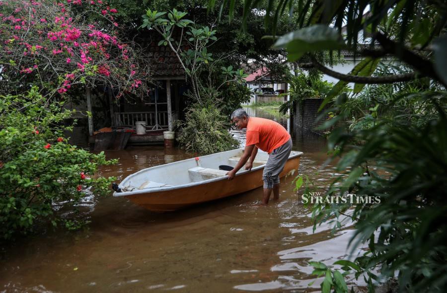 (FILE PHOTO) The number of flood evacuees in Terengganu dropped to 621 people from 147 families. -NSTP FILE/GHAZALI KORI