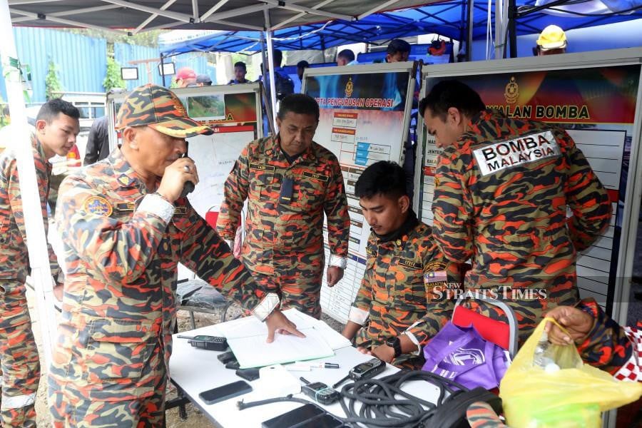 The search and rescue operation to locate three more victims who were buried under the landslide at Batu 59, Kampung Raja continues. -NSTP/ L. MANIMARAN