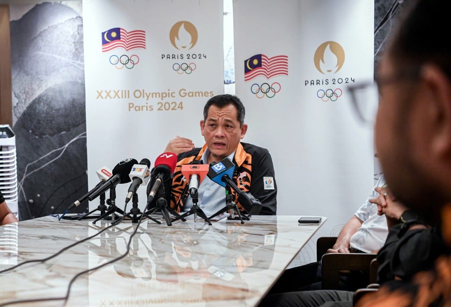 National contingent chef de mission Datuk Hamidin Amin remains optimistic that national shuttlers will be able to “do something” at the Paris Olympics. -BERNAMA PIC