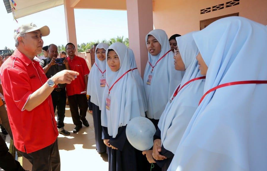 Deputy Prime Minister Datuk Seri Dr Ahmad Zahid Hamidi visits Sekolah Menengah (SM) Imtiaz Tuminah Hamidi Sungai Balai in Bagan Datuk, Perak. -BERNAMA PIC