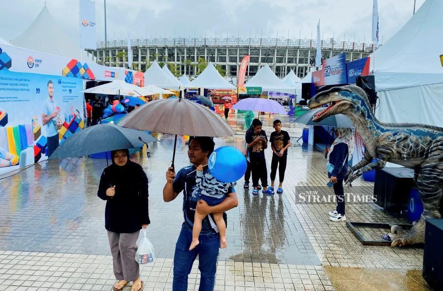 The rain since morning didn’t deter visitors from flooding the Karnival Jom Heboh (KJH) Segulai Sejalai Sarawak held at Dataran Perayaan Petra Jaya. -NSTP/ASRIZAL ARIS