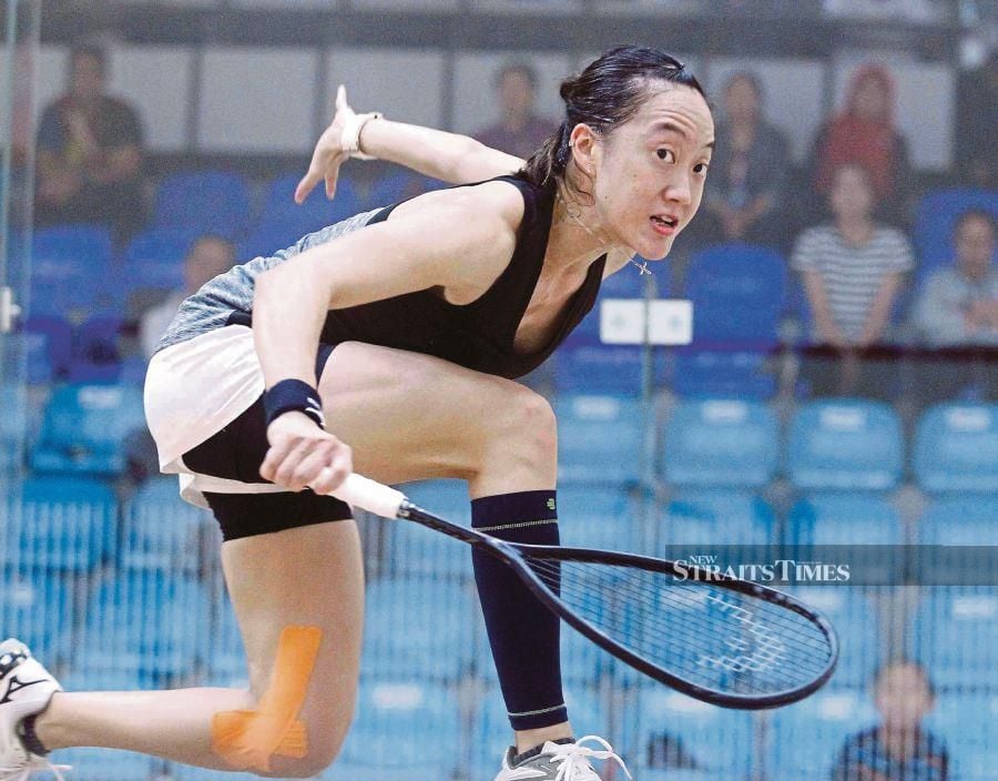 (FILE PHOTO) Former national squash player Low Wee Wern has been approached by the Philippines to coach their national team. -NSTP FILE/SAIFULLIZAN TAMADI