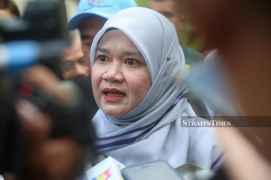 Education Minister Fadhlina Sidek says the ministry is implementing innovative solutions, including the establishment of floating classrooms within school premises to resolve the issue of overcrowding in 86 schools nationwide. - NSTP pic