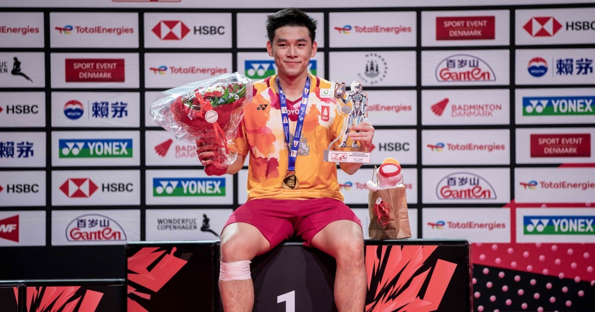 Thailand's Kunlavut Spills Blood To Win Badminton World Crown | New ...