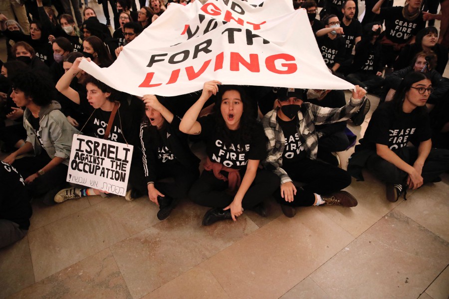 People demonstrate calling for a ceasefire at Grand Central Station in New York City. -AFP/Kena Betancur