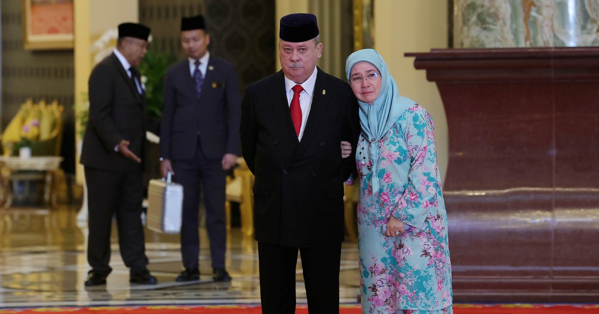 A Sisterly Embrace: Queen And Newly Elected King, Sultan Ibrahim | New ...