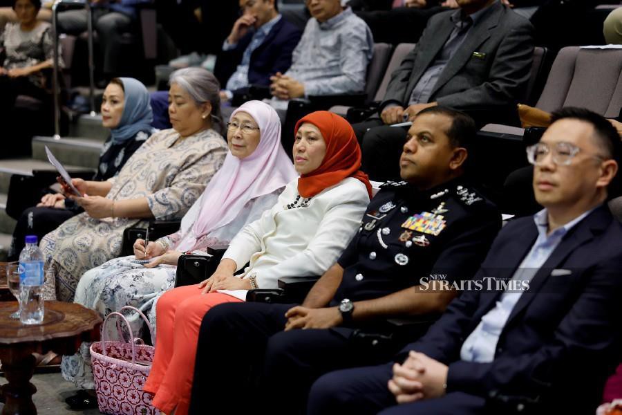 The Prime Minister’s wife Datuk Seri Dr Wan Azizah Wan Ismail (third left) has reminded parents to increase protection for their children from the dangers hidden in cyberspace. -NSTP/HAIRUL ANUAR RAHIM