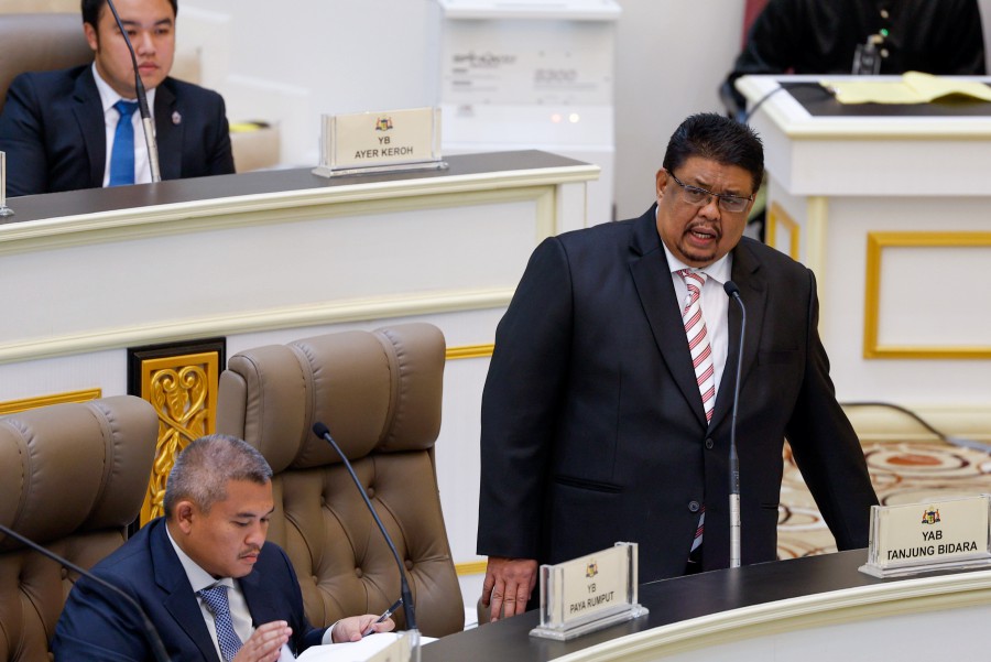Chief Minister Datuk Seri Ab Rauf Yusoh. The Melaka state government has given a reduction on the Customs Declaration Form Charge to manufacturers in the Batu Berendam and Tanjung Kling Free Zone Industrial Areas with effect from January next year. -BERNAMA PIC