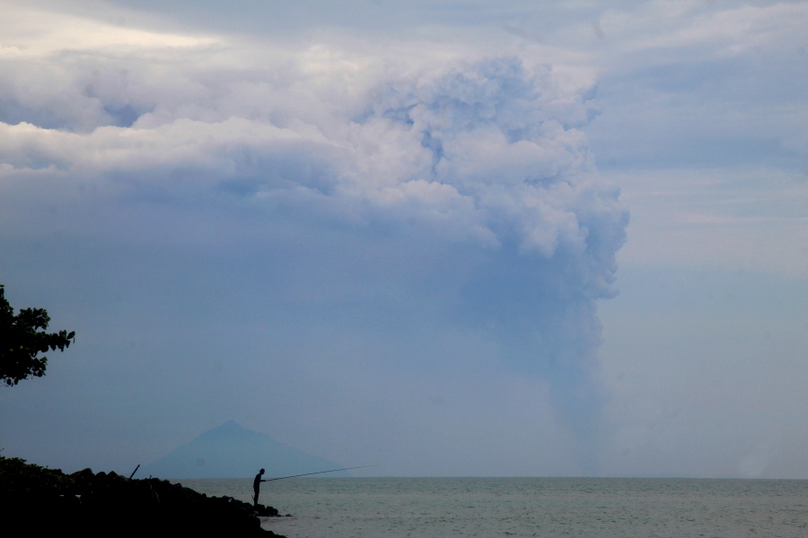 (FILE PHOTO) Mount Anak Krakatau spewing thick smoke into the air. -AFP/DZIKI OKTOMAULIYADI