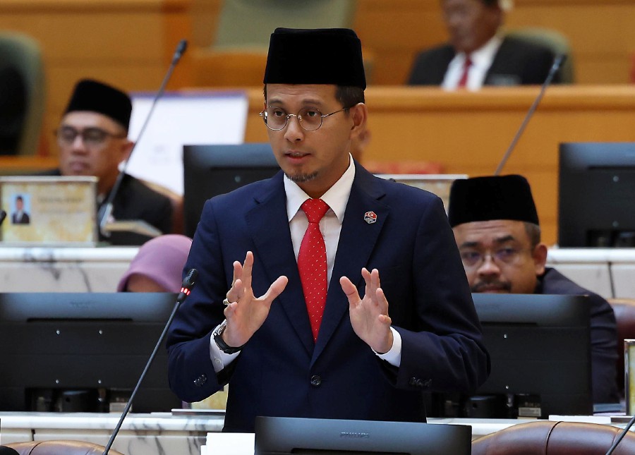 During the 15th Johor State Assembly, chairman of the Johor Islamic Religious Affairs Committee Mohd Fared Mohd Khalid (pic) revealed that the Johor State Islamic Religious Council spent RM400,000 this year to establish Wi-Fi in 140 religious schools. -BERNAMA PIC