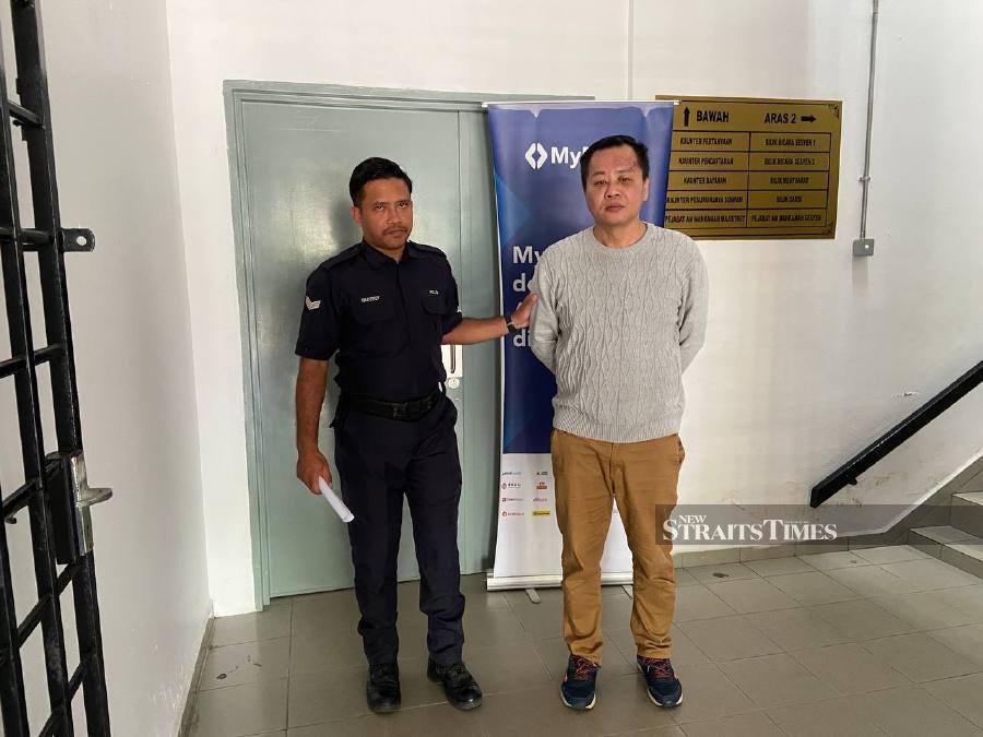 A company supervisor was fined RM7,000 by the Batu Pahat Magistrate's Court after pleading guilty to causing injury to a man using a parang. -NSTP/ALIAS ABD RANI