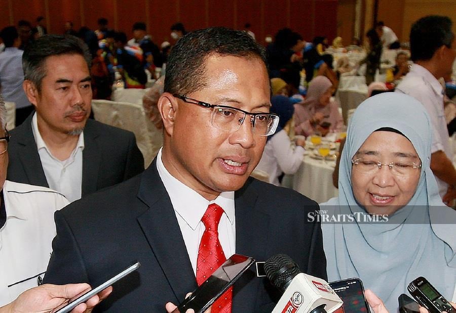 Selangor deputy secretary (management) Mohamad Zahri Samingon (centre) has been appointed the new Petaling Jaya mayor, effective Feb 1. -NSTP/FAIZ ANUAR