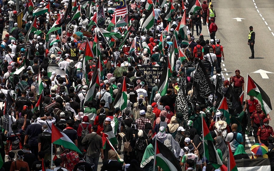 Police provide security for the 10,000 Palestine Solidarity Rally near the US Embassy in Kuala Lumpur. -BERNAMA PIC