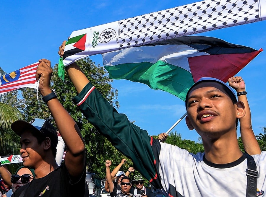 In Negri Sembilan, shouts of “Bebaskan Palestin” marked the start of a Palestine Solidarity convoy by 200 Negri Sembilan Pajero Malaysia & Frenzz club and Aman Palestin members at the grounds of Abdul Rahman Stadium, Paroi. -BERNAMA PIC