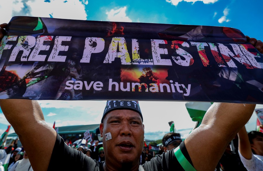 A total of 3,000 people gather at the Petra Jaya Festival Square in Kuching for the Sarawak Solidarity Rally with Palestine. -BERNAMA PIC