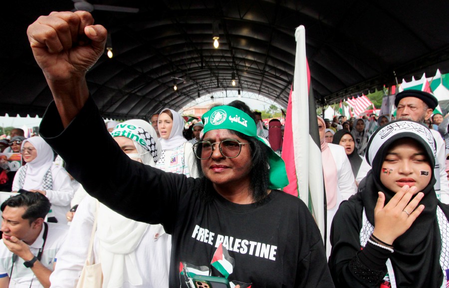 M. Kalawati was among thousands of supporters from all around Pahang who attended the Pahang4Palestine rally at the Kuantan City Council Square. The programme demonstrates continuous support for the Palestinian people in their struggle.