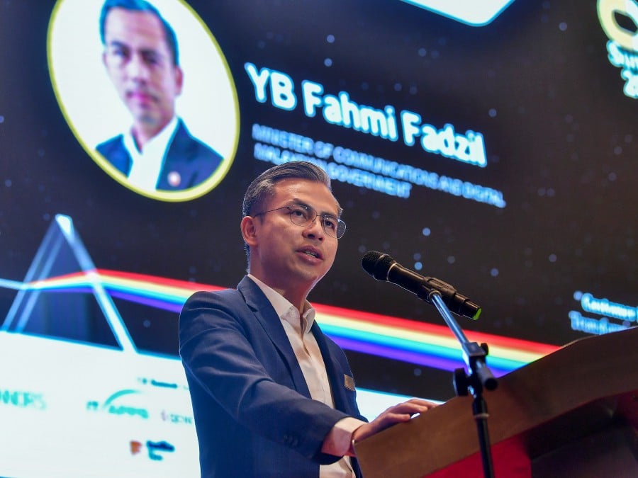 According to Communications and Digital Minister Fahmi Fadzil, to further enhance digitalisation in Felda settlements, the Malaysian Communications and Multimedia Commission (MCMC) and the Federal Land Development Authority (Felda) signed a memorandum of understanding (MoU) in various initiatives. -BERNAMA PIC