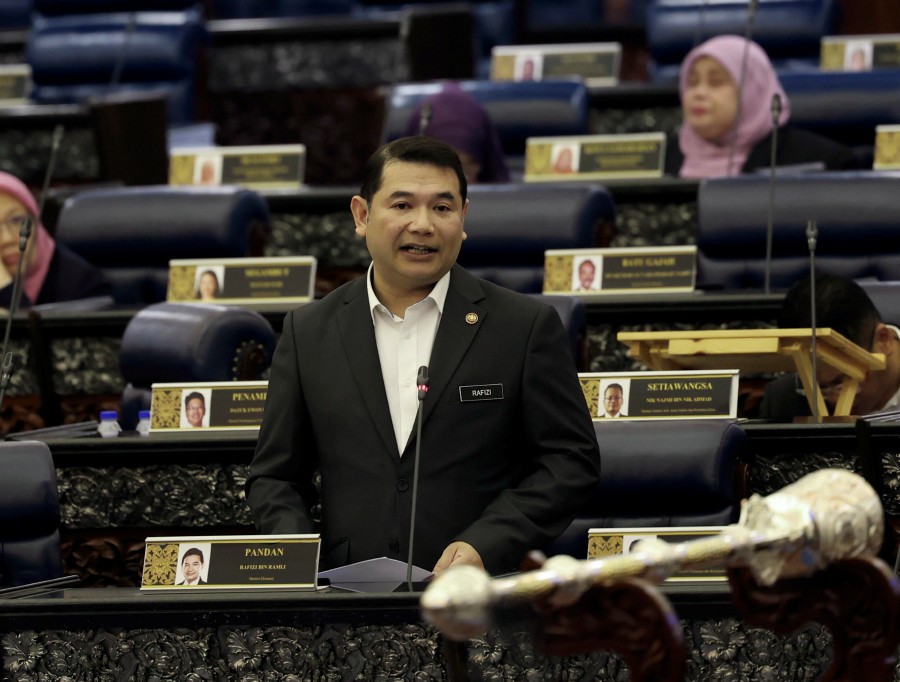 According to Economy Minister Rafizi Ramli, the ringgit is expected to strengthen next year driven by several factors, including the government’s fiscal discipline, better global economic growth and easing of uncertainties in the United States (US) currency policy. -BERNAMA PIC