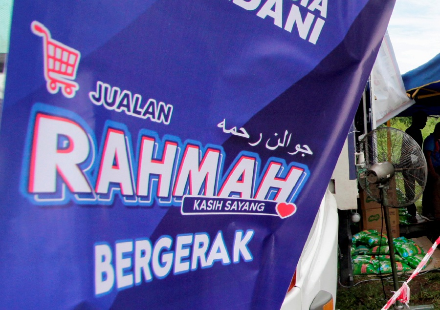 (FILE PHOTO) The Rahmah Sales programme is a welcome means for the people to buy their necessities at cheaper prices while waiting for payday each month. -BERNAMA PIC