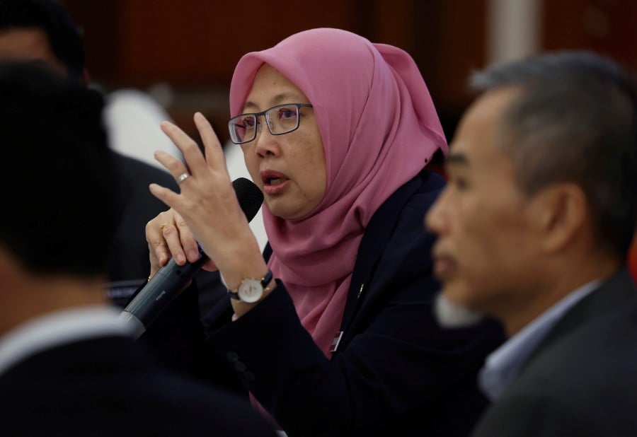 Health Minister Dr Zaliha Mustafa, in the third and latest version of the Public Health Bill 2023 did not include any provision banning those born Jan 1, 2007 onwards from smoking any tobacco or substitute tobacco products. -BERNAMA PIC