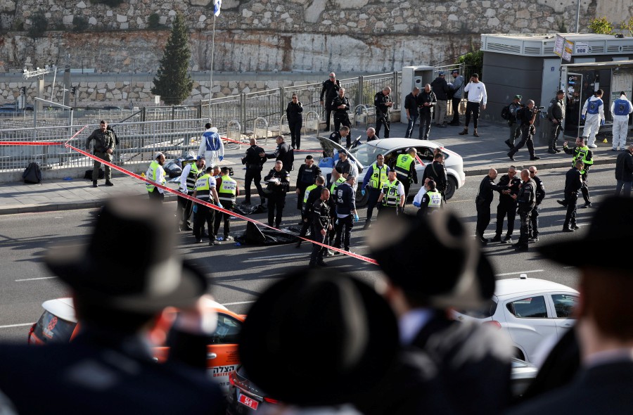 Israeli officials work at the scene of a violent incident in Jerusalem November 30, 2023. -REUTERS/Ronen Zvulun