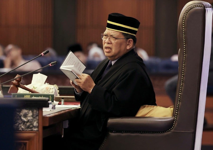 Dewan Rakyat Speaker Tan Sri Johari Abdul warned both government and opposition lawmakers to follow the House rules and submit a motion if they are unsatisfied with answers provided by ministries during question time. -BERNAMA PIC