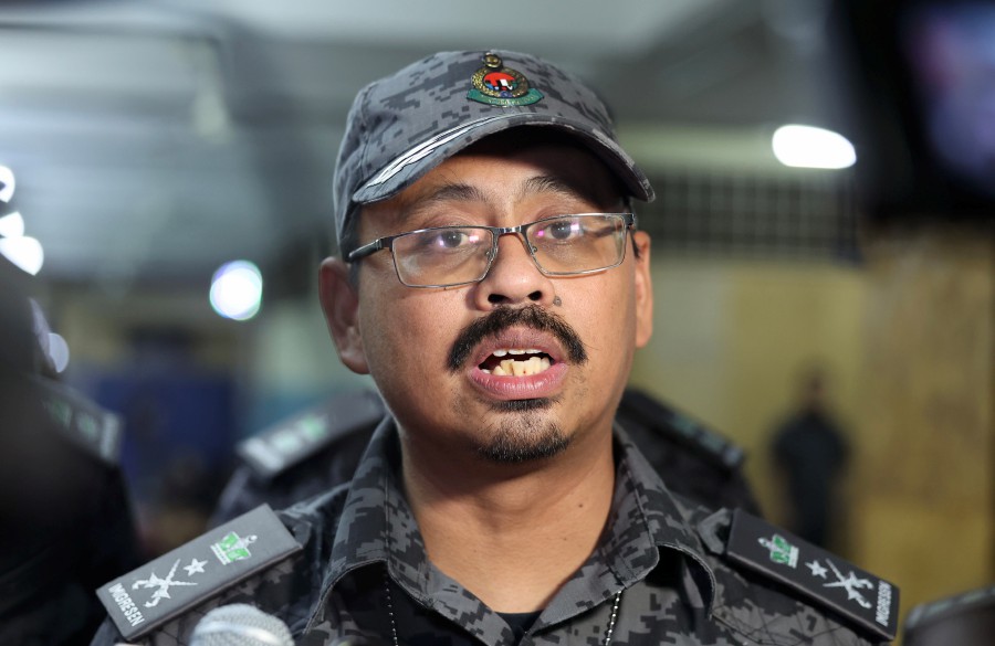 Lumpur Immigration Department director Syamsul Badrin Mohshin said 567 undocumented foreign nationals were detained in a raid at Abdullah Hukum Apartment on Jalan Bangsar, including a one-year-four-month-old baby. -BERNAMA PIC 
