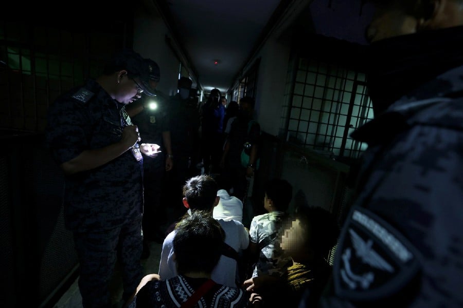 In the 1.15am raid, 85 immigration officers checked over 1,000 local and foreign nationals and detained 528 males, 38 females, and a child. -BERNAMA PIC