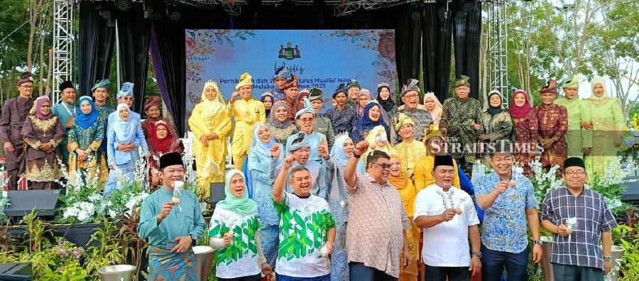 Melaka Chief Minister Datuk Seri Ab Rauf Yusoh along with thirty couples, including new Muslim converts during a mass wedding reception held in conjunction with the Melaka International Islamic Carnival 2023 (KIAM’23) at the Hang Jebat Stadium grounds. -NSTP/MEOR RIDUWAN MEOR AHMAD