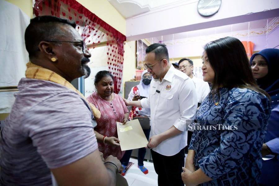 The Human Resources minister Steven Sim Chee Keong visiting the family of the 28-year-old R.Tinesh Kumar, who died while servicing a lift at a shopping complex in George Town. -NSTP/MIKAIL ONG