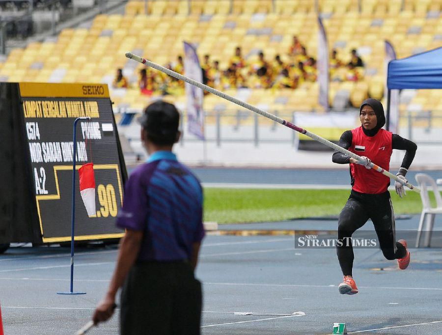 (FILE PHOTO) Pahang pole vaulter Nor Sarah Adi competes in the Women's Pole Vault Final at the Malaysian Sports Games (Sukma) in Bukit Jalil National Stadium. -NSTP FILE/SAIFULLIZAN TAMADI