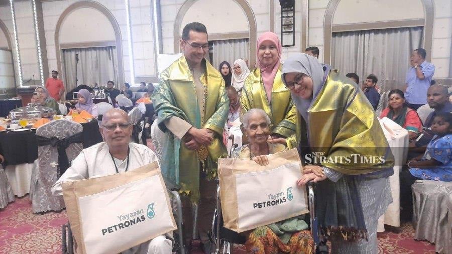 Yayasan Petronas through its " Uplifting Lives Sentuhan Kasih Deepavali programme" distributed Deepavali-themed grocery items and snacks. -NSTP/ASROL AWANG