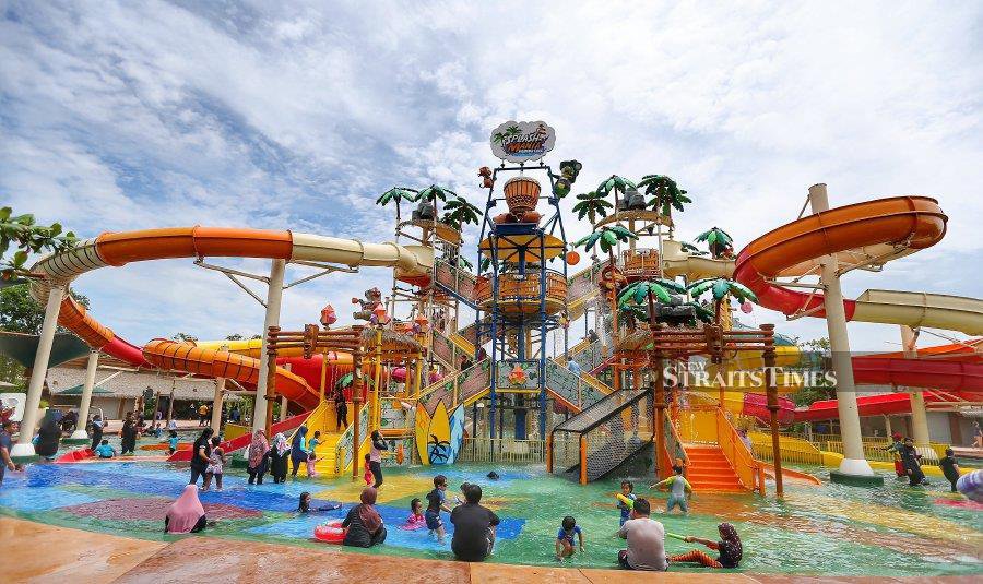 (FILE PHOTO) Water theme park in Banting, Selangor. The reduction in entertainment duty rate from 25 per cent to five per cent for theme parks, family recreation and indoor game centres, as well as simulators, will encourage growth in these sectors with innovative and advanced technologies. -NSTP FILE/SAIFULLIZAN TAMADI