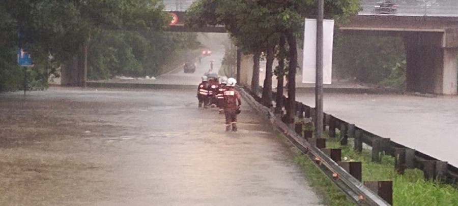 Outdated drainage and irrigation infrastructures in Sungai Petani are incapable of coping with the accelerated development in the Kuala Muda district, resulting in flash floods. -PIC COURTESY OF FIRE AND RESCUE DEPARTMENT