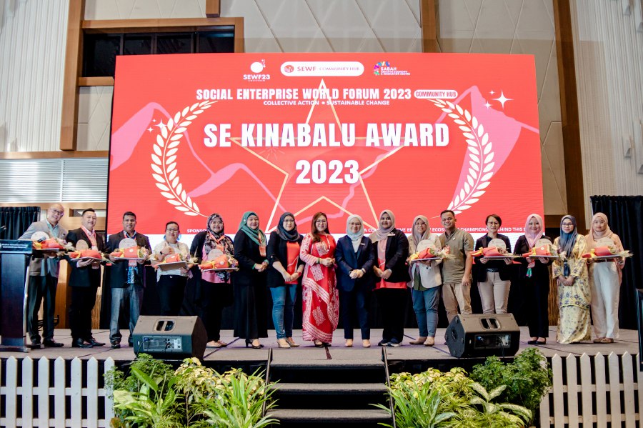 SE Kinabalu Awards recipients at KK SEWF23 during a recent event at Sabah International Convention Centre. -PIC COURTESY OF SCENIC 