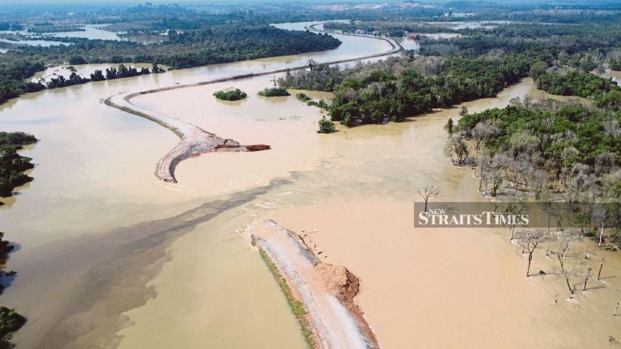 The damage to the Integrated River Basin Development Project (PLSB) embankment in Rantau Panjang has worsened and now stretches up to 100 metres. -NSTP FILE/NIK ABDULLAH NIK OMAR
