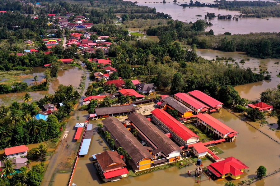 Kelantan has been hit by the third wave of flood since last week forcing more than 15,000 people to be evacuated. The state government has decided to postpone four events in conjunction with New Year due to floods. -BERNAMA PIC