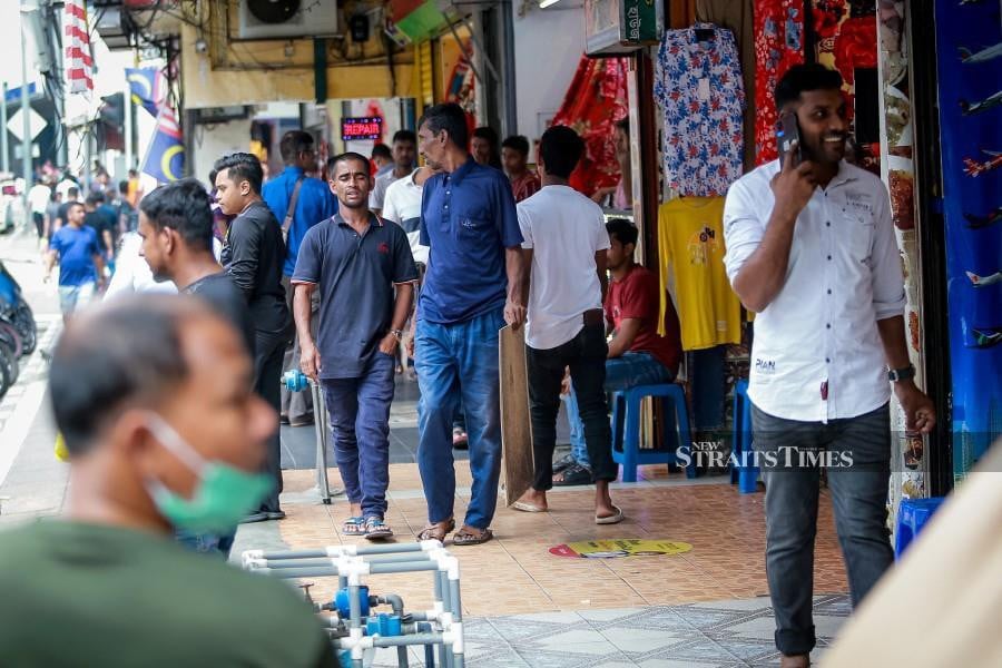  With an influx of foreigners taking advantage of the weekend holiday, the atmosphere on Jalan Silang has morphed into a "Mini Dhaka" once more. -NSTP/ASYRAF HAMZAH