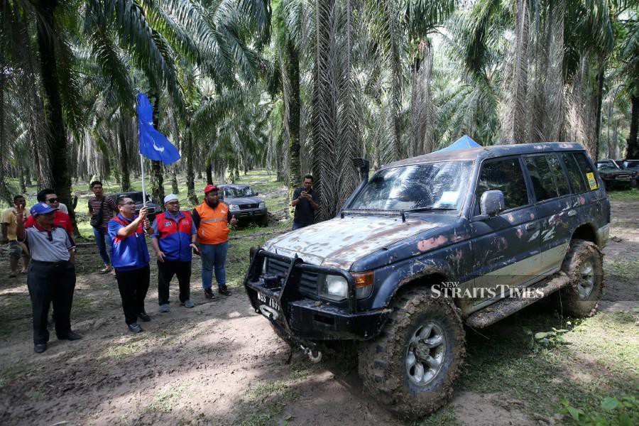 Barisan Nasional (BN) candidate Datuk Amizar Abu Adam and vice president signals the start of the 4x4 event at Felda Chemomoi 4x4 Track. -NSTP/EIZAIRI SHAMSUDIN