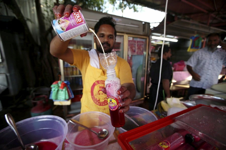 GEORGETOWN: A worker is seen making the famous Jigarthanda cold water, a concoction of seven cooling items, sold during Ramadan at the Penang Muslim League Ramadan bazaar. -NSTP/MIKAIL ONG