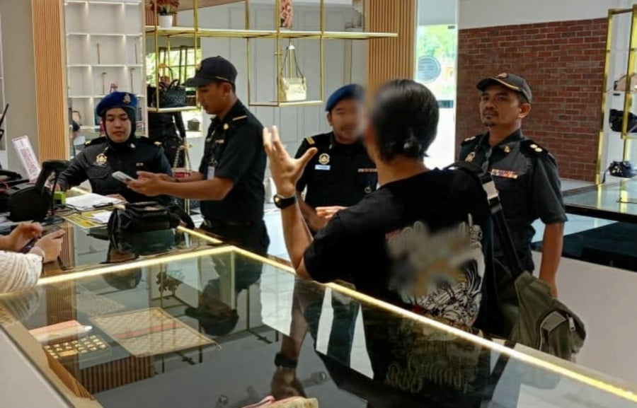 WATCH] Woman reunited with RM8,900 luxury handbag at Pavilion mall