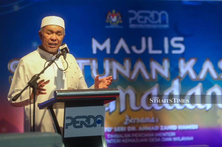  Deputy Prime Minister Datuk Seri Dr Ahmad Zahid Hamidi delivers his speech during the Santunan Kasih Ramadan event held at Masjid Al-Amin Simpang Tiga. -NSTP/DANIAL SAAD
