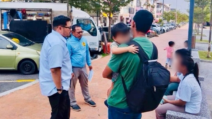 The family’s plight was shared by the Hulu Langat district distribution operation team of the Selangor Zakat board, which has been conducting surveys and operations to track down the family around Bandar Baru Bangi in Selangor recently.- Pic courtesy Lembaga Zakat Selangor,
