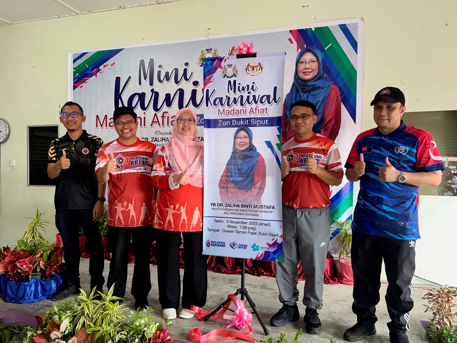 Health Minister Dr Zaliha Mustafa (centre) at the launch of Mini Karnival Madani Afiat at Dewan Taman Fajar in Bukit Siput. -- BERNAMA PIC