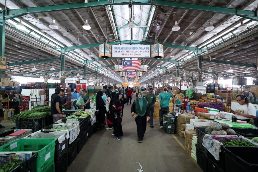 Officers from the Department of Labour Peninsular Malaysia taking part in a joint operation at Pasar Borong Kuala Lumpur today. -- BERNAMA PIC