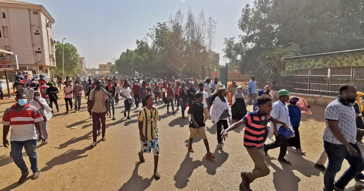 First Sudan security death as coup opponents keep up protests