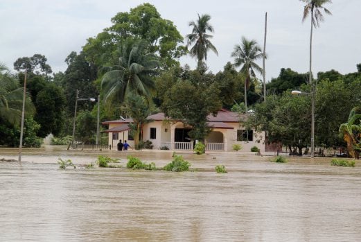 Some 400 evacuated after floods hit Malacca | New Straits Times ...